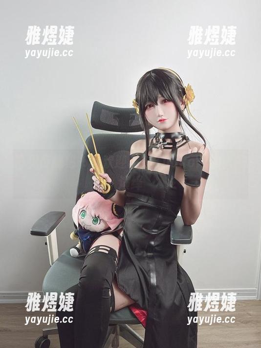 再见传统秘书，欢迎私拍KuukoW的大胆演绎