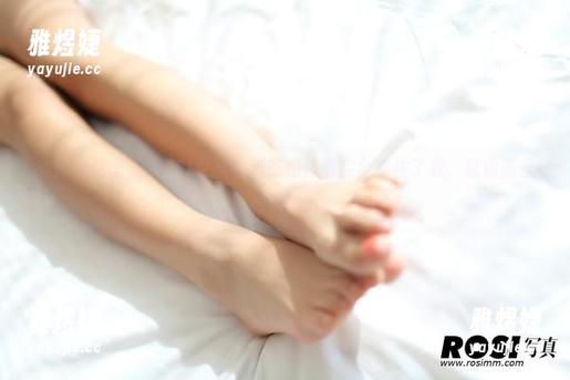 美图在这里，ROSI女孩的姿态和神情完全抓住了我，就像画里的色彩。