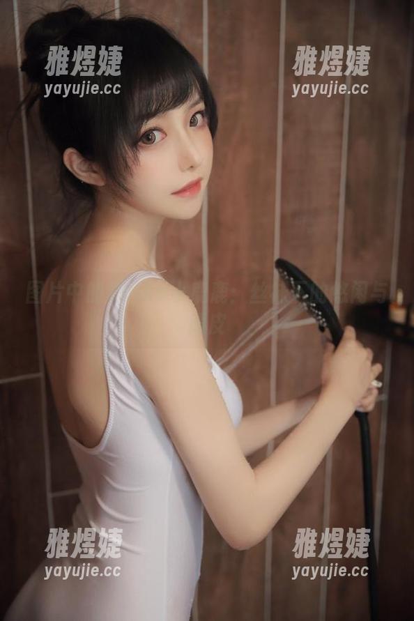 图片中的Shika小鹿鹿：丝袜下的悠闲与顽皮