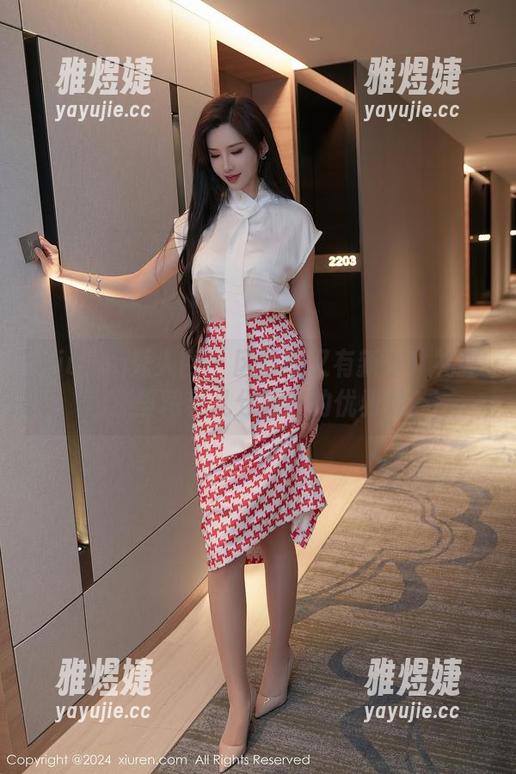 Xiuren秀人网-区静瑶 Xiuren秀人网 - 区静瑶又有新作!礼服图集里藏着几分隐秘的优雅呢?