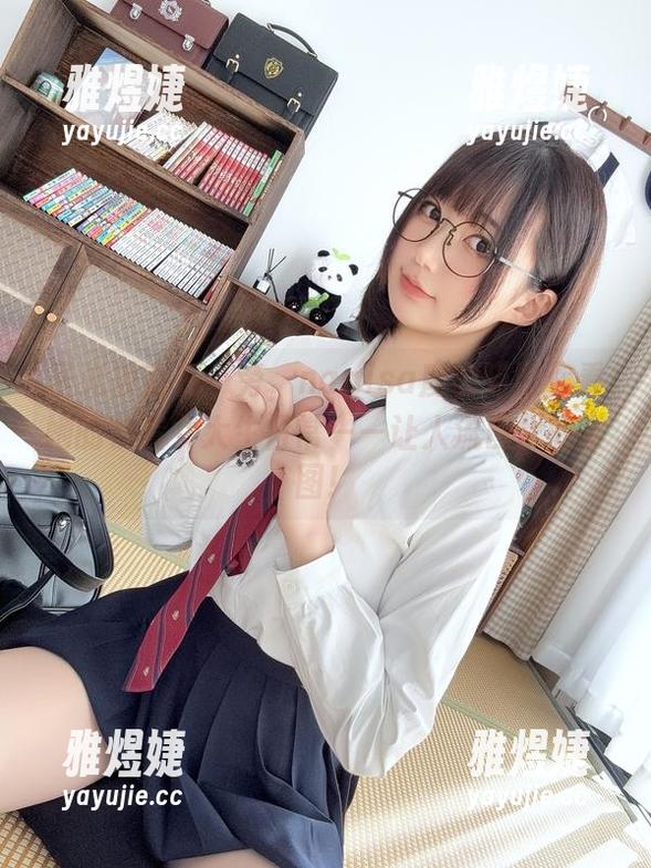 圣光被丢在一旁，nagisa魔物喵邀你看她的物置女大生日常——让人流口水的套图！
