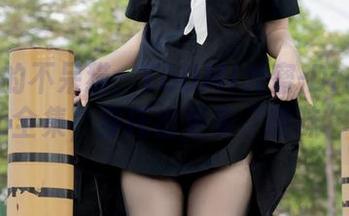 原图里的不呆猫：YOUMI尤蜜-Dressedup全集，穿托出更多“意味”。