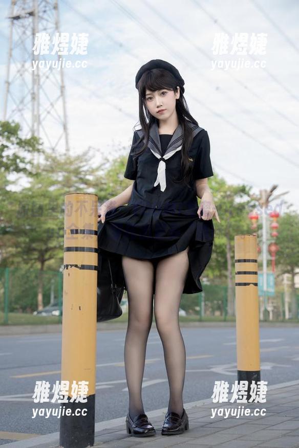 原图里的不呆猫：YOUMI尤蜜-Dressedup全集，穿托出更多“意味”。