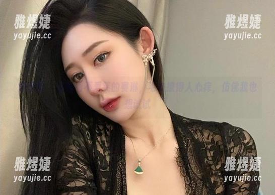 微密圈 - 在线看不爱笑的赛琳，毛衣撩得人心痒，仿佛我也想试试