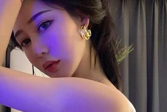 微密圈 - 更新之际：不爱笑的赛琳教室的时光，书本与捣蛋的默契舞蹈！