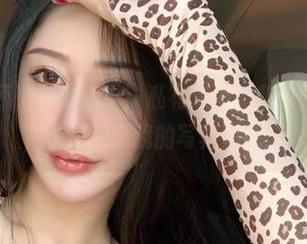 微密圈 - 不爱笑的赛琳：私有浪漫，非公开即不成立，快来偷瞧我的写真壁纸！