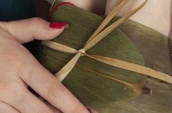 丽柜 - 奈沐子和她的奶牛精选，谁说牛只能在草地上？她牛的姿势真让人意外。