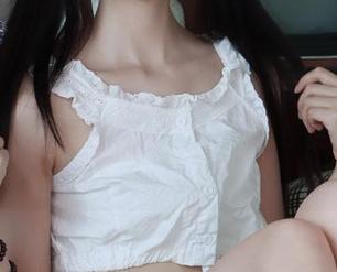 看完五更百鬼的白衬衫全集，我在想她家有没有藏衣服的空间。反正我是要买一整套回来！