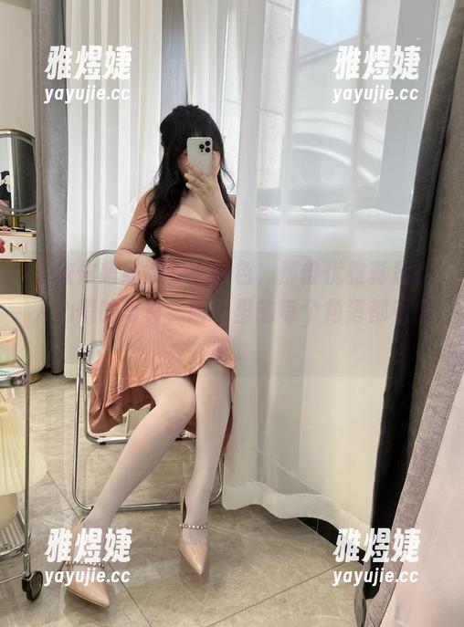 当依依超级懒穿上粉色，那份优雅真是让人心慌的写真，图包里的每个角落都有陷阱。