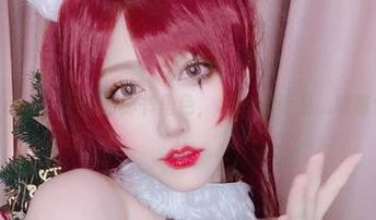啾小妍Deer：更新的秘书角色，cos得真是...瞧瞧这扮相。