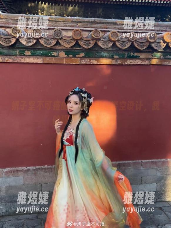 妍子坚不可摧的最新写真：镂空设计，我的眼睛快要溶化了