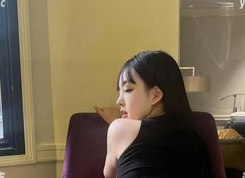 微密圈 - 小u优优子红色内衣私房合集，看似随意，却总让我想多了一点。