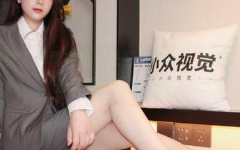 小众视觉 - 蓉蓉在粉色光影间游走，高清就是让人想多看几眼的那种。