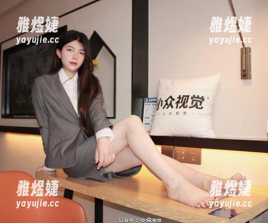 小众视觉 - 蓉蓉在粉色光影间游走，高清就是让人想多看几眼的那种。