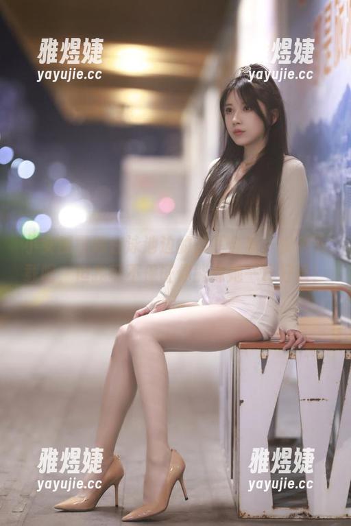 小女巫露娜在泳池边的美图合集，快来下载吧，但我可不保证你能像她一样好看！