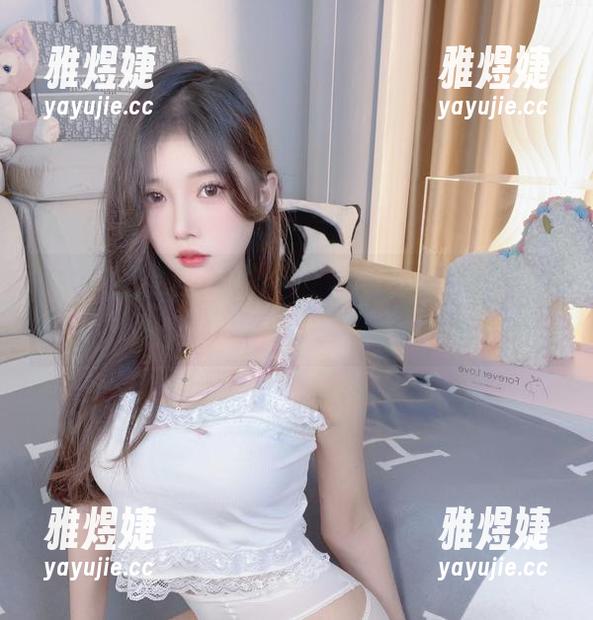 白色的她！小小奶瓶儿的美图值得一看，下载吧！