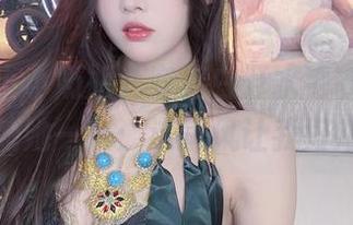 图片里小小奶瓶儿穿着白开水毛衣，真想偷偷喊她一声：这画风让我好难忘！