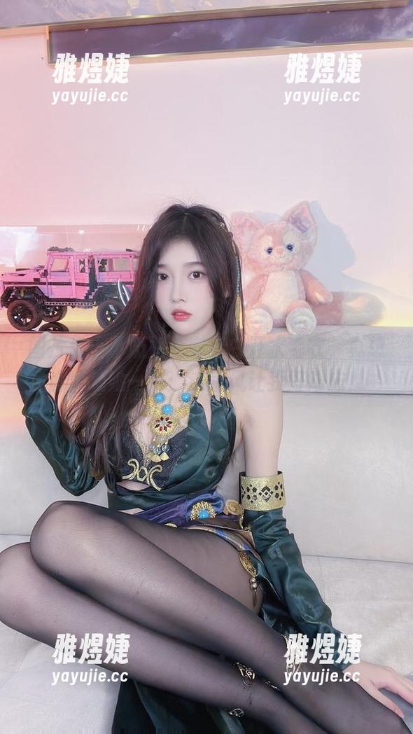 图片里小小奶瓶儿穿着白开水毛衣，真想偷偷喊她一声：这画风让我好难忘！