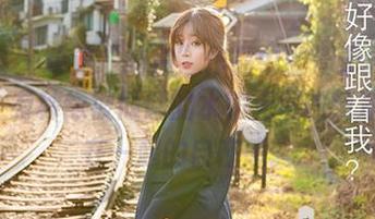 尤蜜荟 - 精选“纯白”作品中的周于希Sandy，有种像被倾倒的水和无尽的纯净混合在一起的自在感。