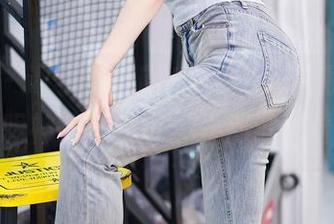 尤蜜荟 - 谭小灵最新JK美图，一眼看过去，她的眼神好像在说：“别过来看我哦”