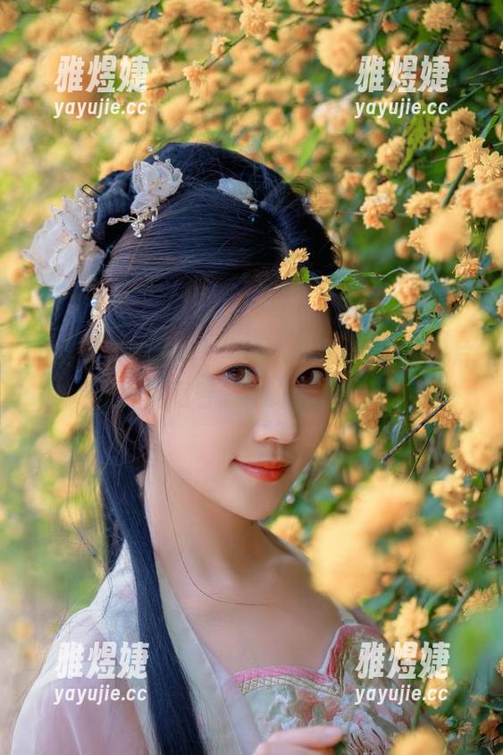 年年Nnian 低调又不失奢华,年年Nnian的私拍图片里究竟藏着怎样的女王气息?