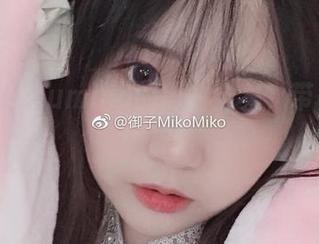 下载御子Yumiko的黑白全集，带上点小调皮。