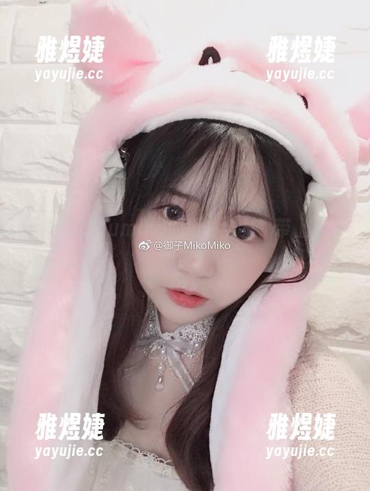 下载御子Yumiko的黑白全集，带上点小调皮。
