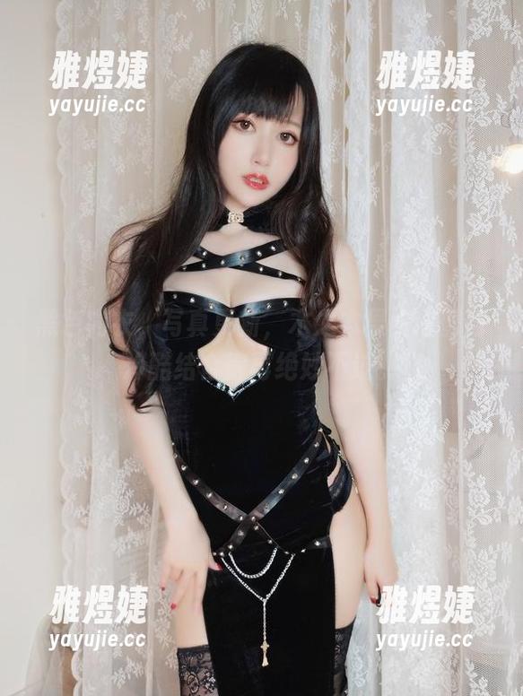 黑色内衣，写真更新，木之本果将甜蜜与冷酷结合得再绝妙不过。