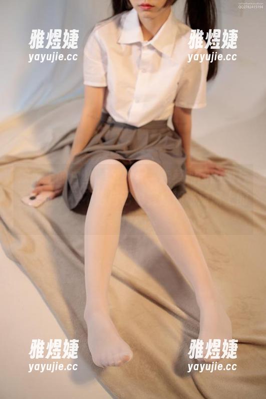 森萝财团 凉席上的白丝美足少女,森萝财团的图片真是让人恨不得自己也变成那张凉席上的美丽影子。