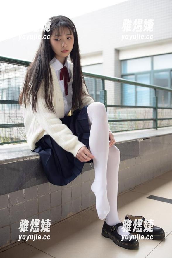 森萝财团新更新，黑丝红格子裙，一袭优雅中夹带心机，感觉自己快要被它收编了！