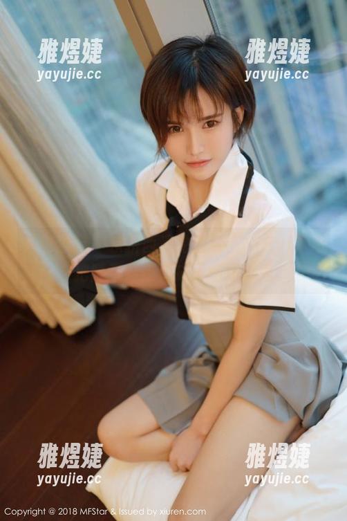 模范学院 - 东拼西凑的套装，SiByl李思宁把随意穿搭变成了一场小秀。