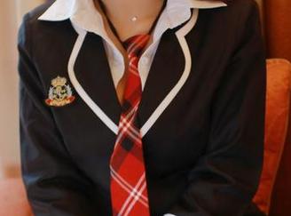 模范学院 - 走心的兜豆靓Youlina最新礼服美图，一口气让我想唱歌，哈哈