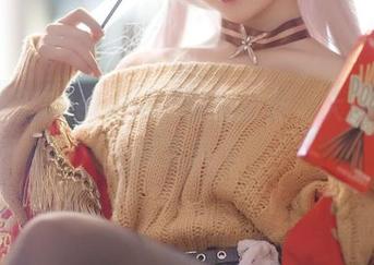 精选樱落Selena的时髦时刻，大凤礼服尽显风范