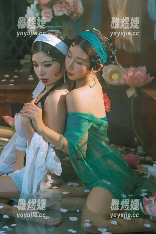 就在这里，海克斯科技小蛋糕的酒红色连体衣；cos风，高清感，谁能抗拒？