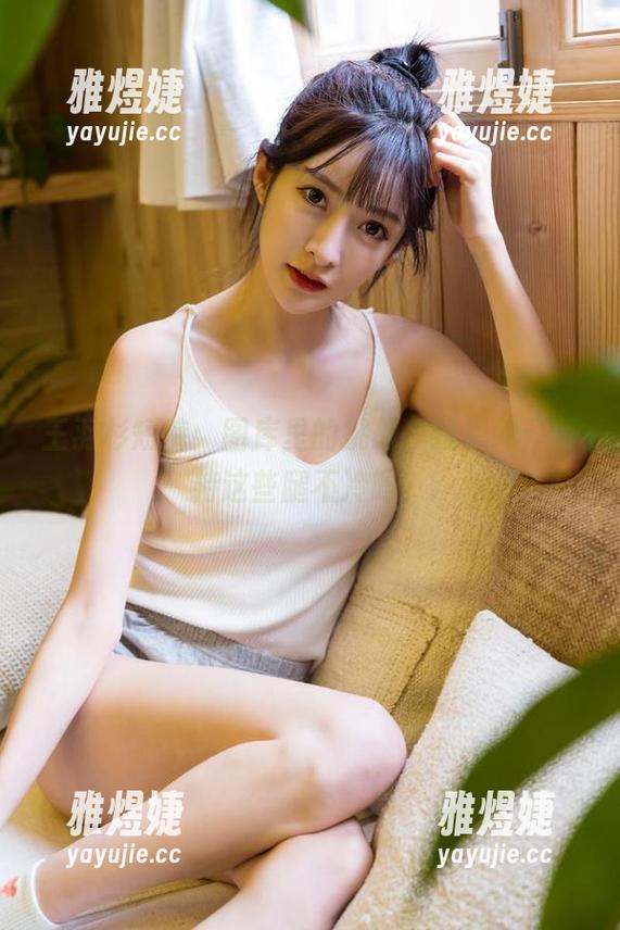 王羽杉短裤：图库里的挑战，我想问：坚持这些腿不冷吗？