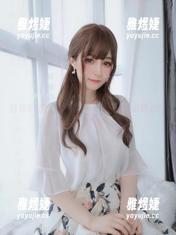 白银81的图集，露背上衣搭得如此得心应手，该学学这穿搭技巧了。