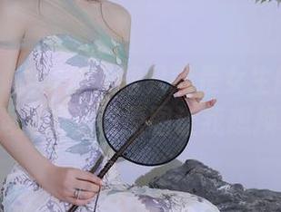 秀人网 - 谁说连衣裙只能是女生的专属？Candy糖糖的免费原图让我想换衣服了！