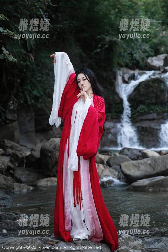 秀人网 - 高清蕾丝，可爱与诱惑的结合，伊诺的写真总能让人想要更多，真有趣。