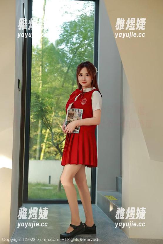 秀人网 - 唐宁宁新作，泳池写真集，哇，这水看起来虽冷，却流露出不一样的热度。