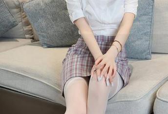 秀人网 - 奶瓶土肥圆的夏日作品分享，随便一瞥就勾起了无数的想象。