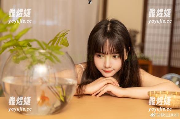 秋山AkI这次把皮衣COS玩得飞起，更新咋办，根本没法瞧够啊。
