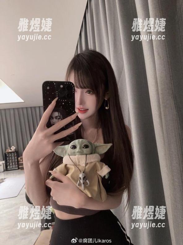 翻开腐团儿Ikaros的瑜伽原图：这姿势我也能练好，关键是椅子够高！