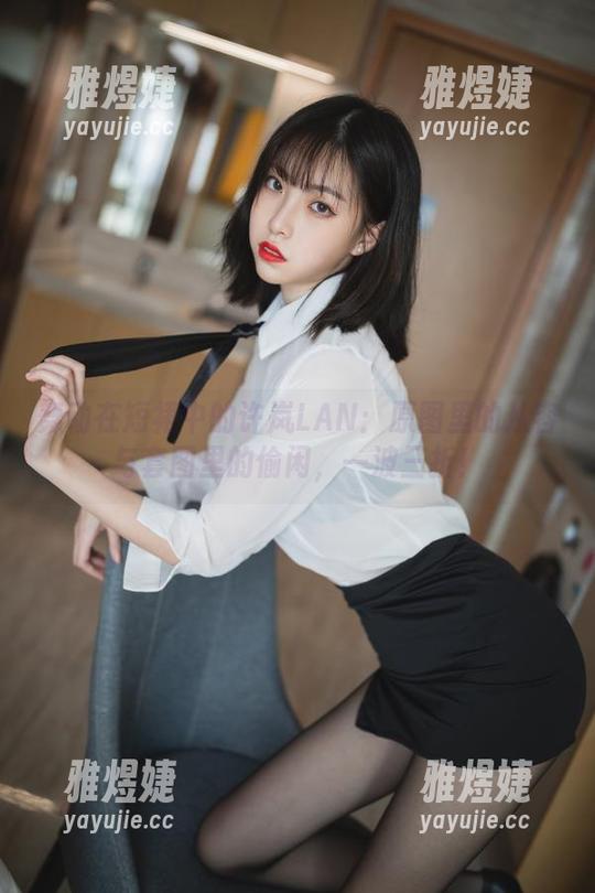 舞动在短裙中的许岚LAN：原图里的从容与套图里的偷闲，一波三折！
