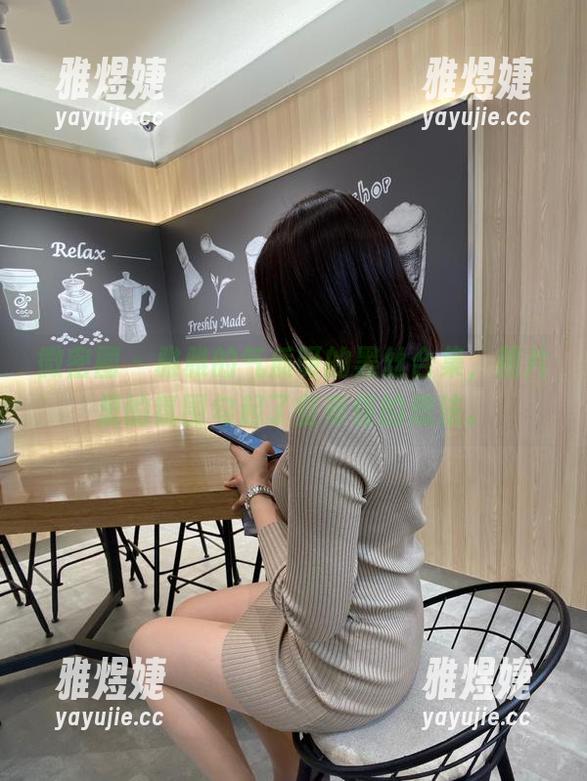微密圈 - 雅雅的气质呀的黑丝合集，照片里的氛围勾起了些奇怪的想法。