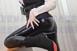 在线面对雯妹不讲道理的白色镂空，真忍不住想问：这裙子有放大镜吗？