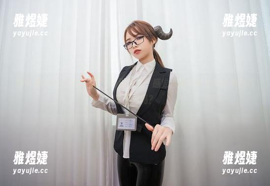图片里的雯妹不讲道理，黑猫内衣！感觉这回是调皮又性感的私密派对吗？