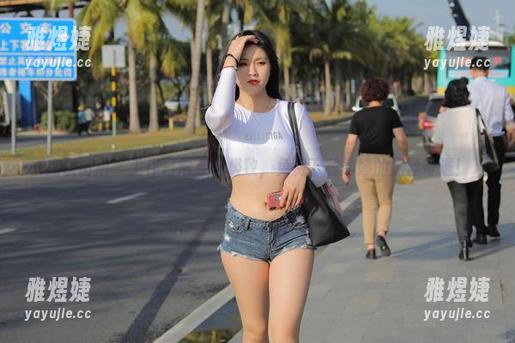 魔镜街拍 - 工作日常走向极致，免费下载婷婷的黑丝奇遇！