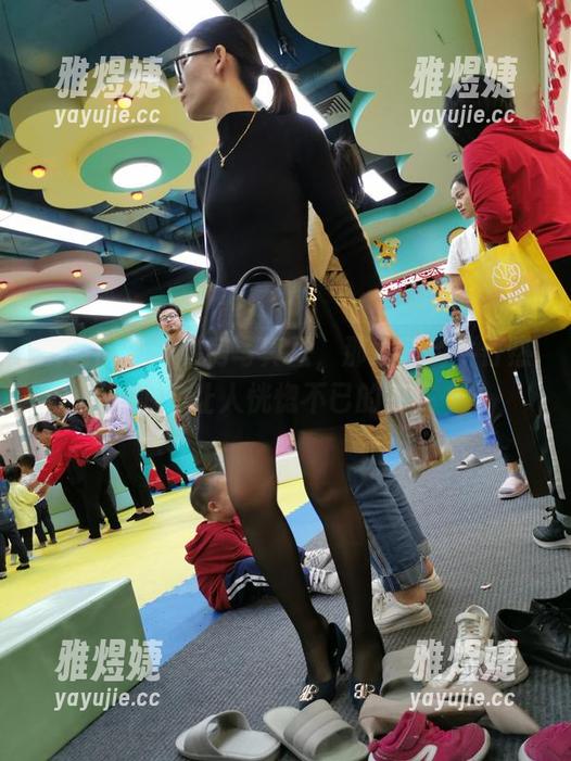 魔镜街拍：私房写真里，那双蓝色牛仔热裤，让人恍惚不已的存在