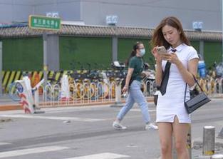 无圣光火辣来临，魔镜街拍收藏的牛仔热裤美女，你的春天已经到了